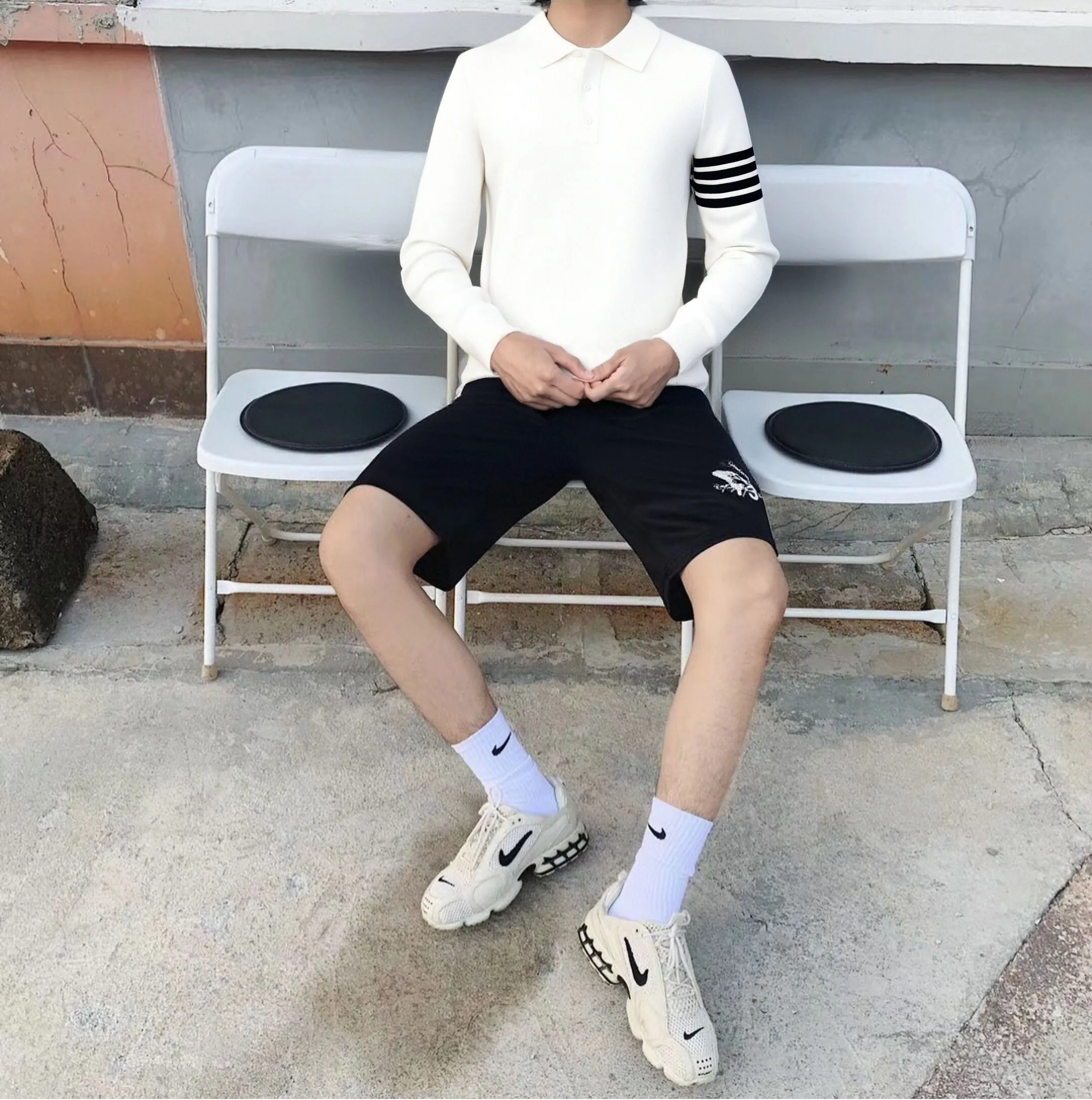 ✔